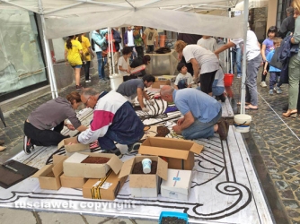 Processione Corpus Domini - Un tappeto di fiori ricopre Bolsena