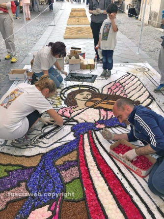Processione Corpus Domini - Un tappeto di fiori ricopre Bolsena