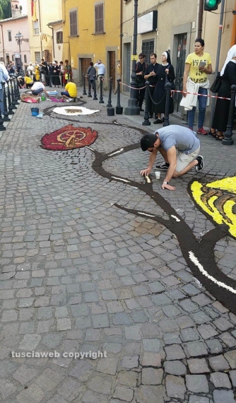 Processione Corpus Domini - Un tappeto di fiori ricopre Bolsena