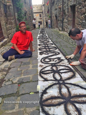Processione Corpus Domini - Un tappeto di fiori ricopre Bolsena