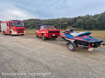 Montefiascone - Una barca si ribalta nel lago - Due giovani dispersi - I vigili del fuoco
