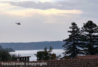 Lago di Bolsena - Le ricerche con l'elicottero dei vigili del fuoco
