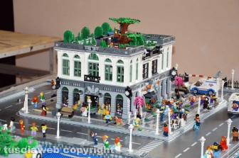 Una città ecosostenibile in mattoncini Lego