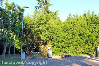 Una discarica in strada Bagni