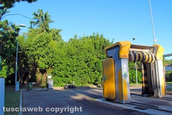 Una discarica in strada Bagni