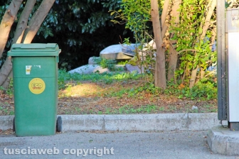 Una discarica in strada Bagni