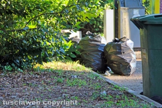 Una discarica in strada Bagni