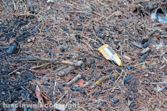 Una discarica in strada Bagni