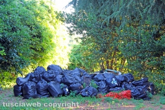 Una discarica in strada Bagni