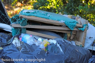 Una discarica in strada Bagni