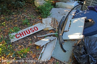 Una discarica in strada Bagni