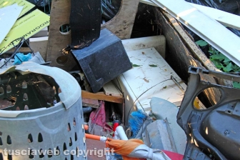 Una discarica in strada Bagni