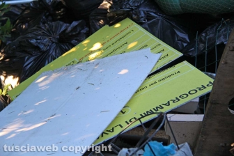 Una discarica in strada Bagni