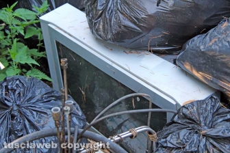 Una discarica in strada Bagni