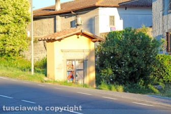 Una discarica in strada Bagni