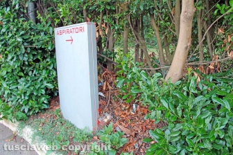 Una discarica in strada Bagni
