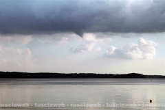 Una tromba d\'aria sopra al lago