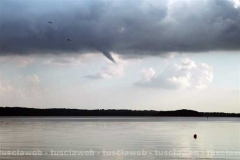Una tromba d\'aria sopra al lago