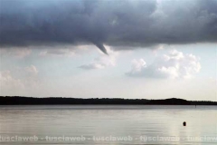 Una tromba d\'aria sopra al lago