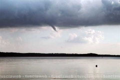 Una tromba d\'aria sopra al lago