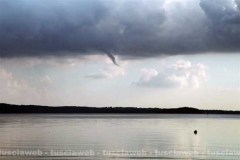 Una tromba d\'aria sopra al lago