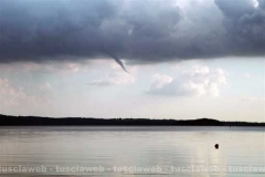 Una tromba d\'aria sopra al lago