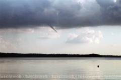 Una tromba d\'aria sopra al lago