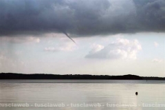 Una tromba d\'aria sopra al lago