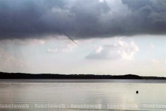Una tromba d\'aria sopra al lago