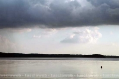 Una tromba d\'aria sopra al lago