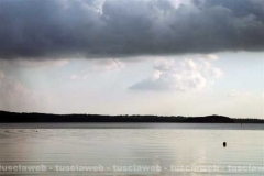 Una tromba d\'aria sopra al lago