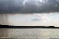 Una tromba d'aria sopra al lago