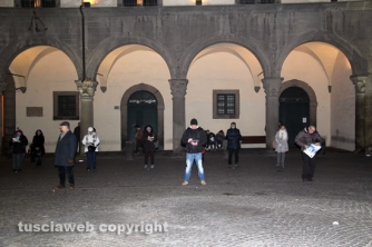 Sentinelle in piedi a piazza del Comune