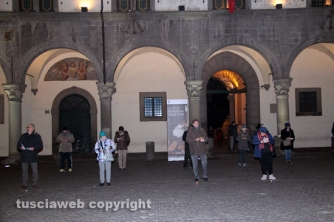 Sentinelle in piedi a piazza del Comune