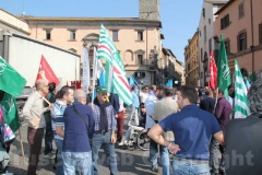 Unopiù, lavoratori in piazza per difendere il posto di lavoro