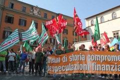 Unopiù, lavoratori in piazza per difendere il posto di lavoro