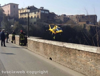Civita Castellana - Uomo giù da ponte Clementino
