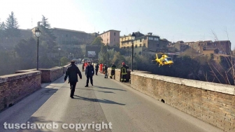 Civita Castellana - Uomo giù da ponte Clementino