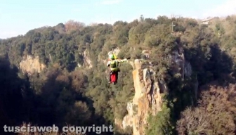 Civita Castellana - Uomo giù da ponte Clementino