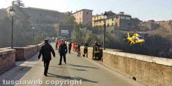 Civita Castellana - Uomo giù da ponte Clementino
