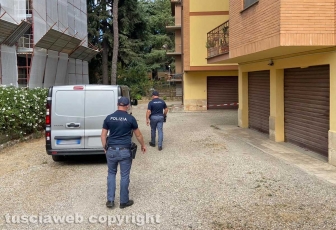 Viterbo - Uomo precipitato in via del Carnaro - La polizia sul posto