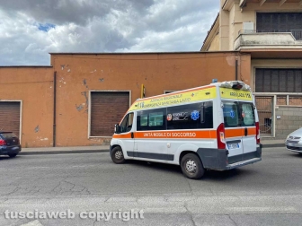 Viterbo - Ambulanza in via Monte Cengio