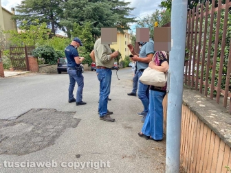 Viterbo - Uomo precipitato in via del Carnaro - La polizia sul posto