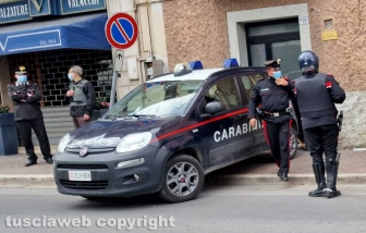 Vetralla - Uomo barricato in casa - I carabinieri sotto l'abitazione