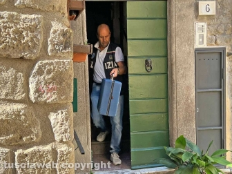 Viterbo - La polizia nell'appartamento di via Zelli Pazzaglia