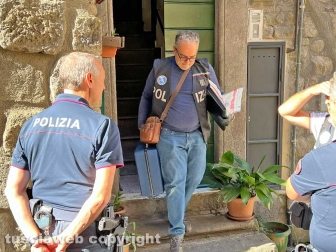 Viterbo - La polizia nell'appartamento di via Zelli Pazzaglia