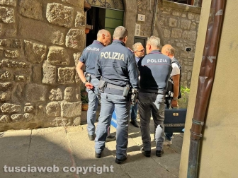 Viterbo - La polizia nell'appartamento di via Zelli Pazzaglia