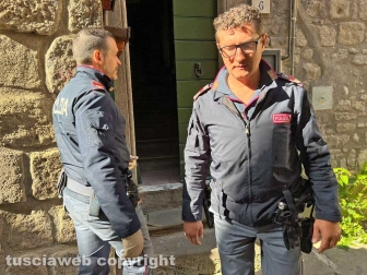 Viterbo - La polizia nell'appartamento di via Zelli Pazzaglia