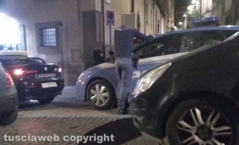 Viterbo - Polizia e carabinieri in via Cairoli