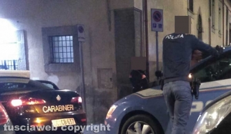 Viterbo - Polizia e carabinieri in via Cairoli